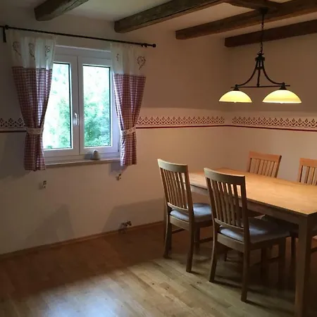 Schweizer Haeusl Apartman *